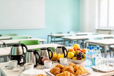 Coffee break allestito in un'aula luminosa per un corso di formazione a Verona