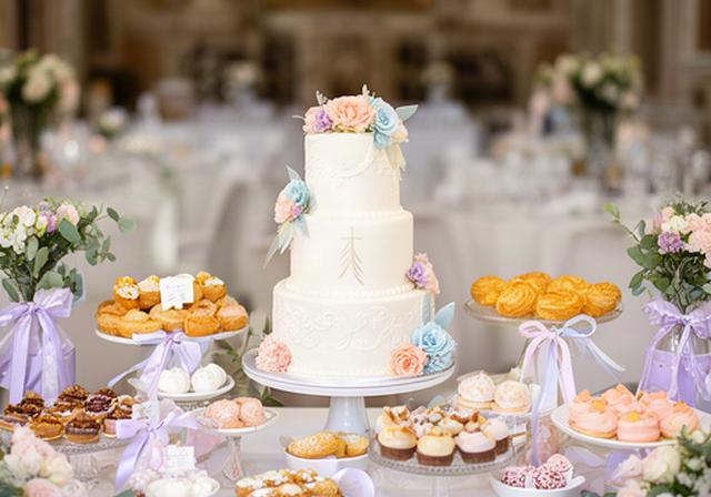 Angolo dolci per comunione a Verona con torta celebrativa, mini dessert e decorazioni pastello